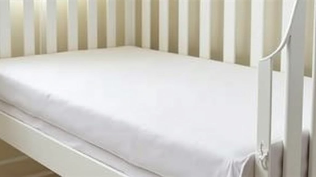 What Is a Fitted Crib Sheet? What to Know